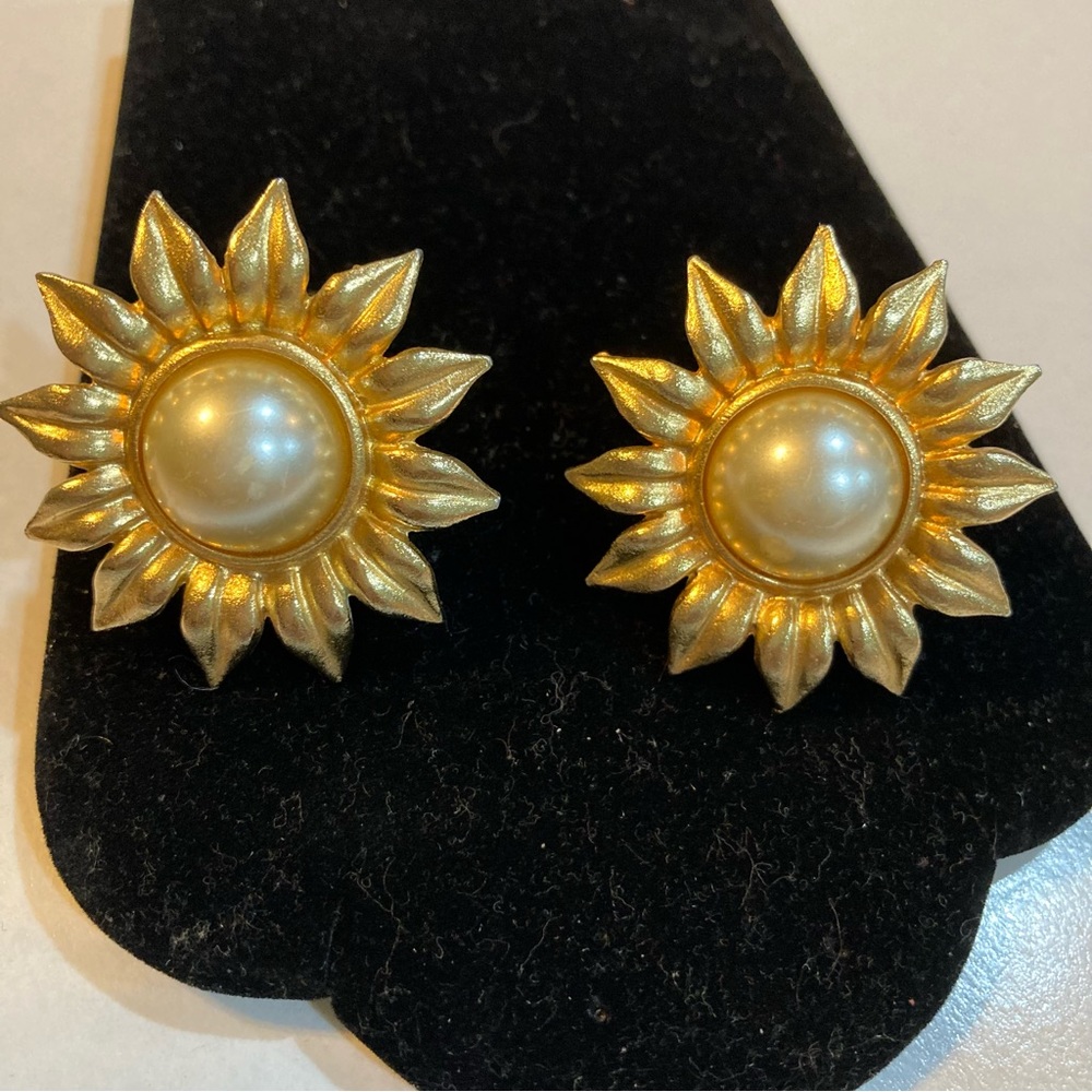 Maeve Carr Signed Vintage Clip On Earrings.